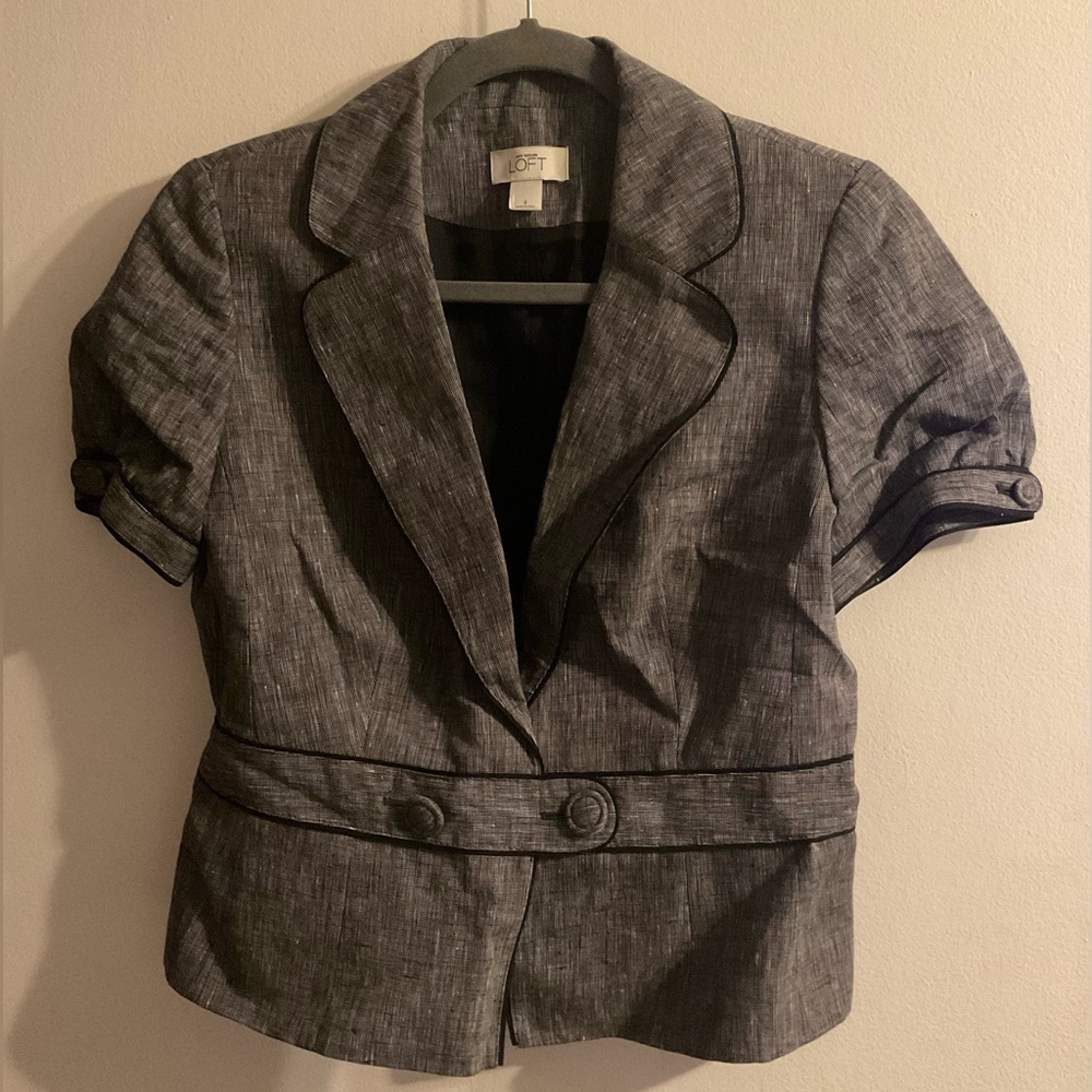 Ann Taylor Loft Size 4 Women’s short sleeve jacket!! Perfect for work